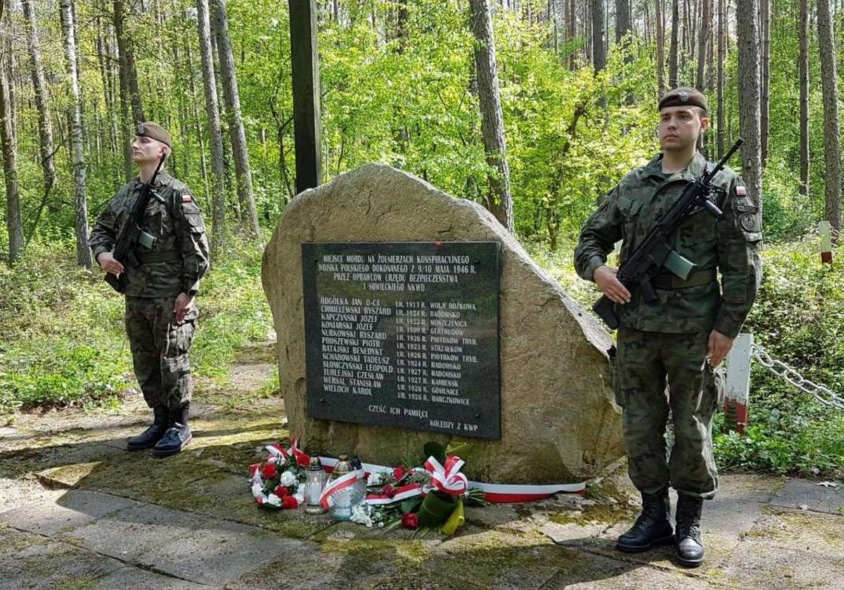 Uroczystość ku czci dwunastu zamordowanych żołnierzy Konspiracyjnego Wojska Polskiego